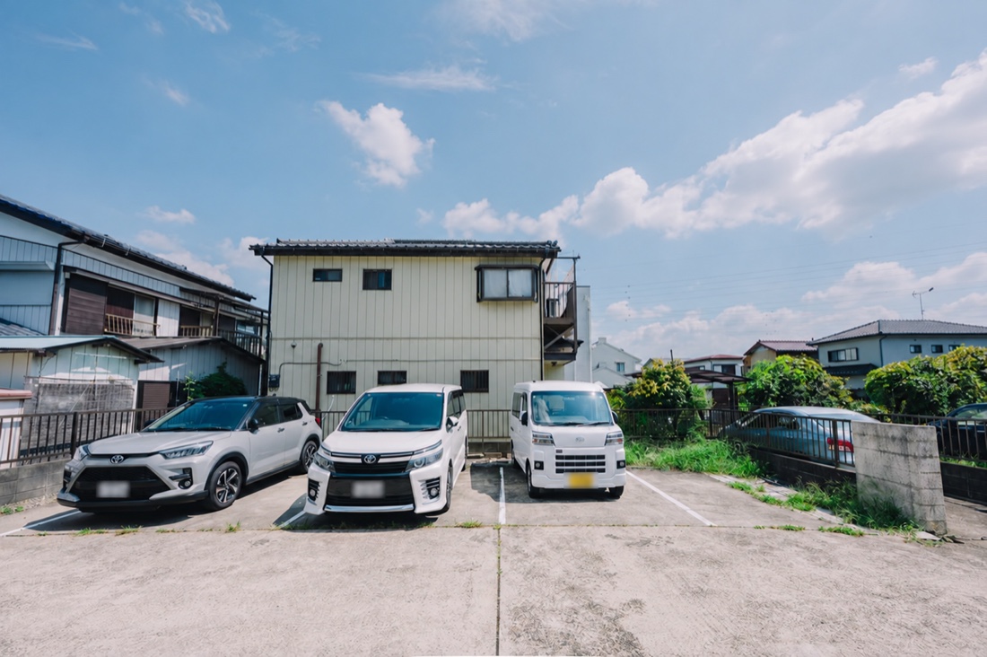 建物の裏の駐車場