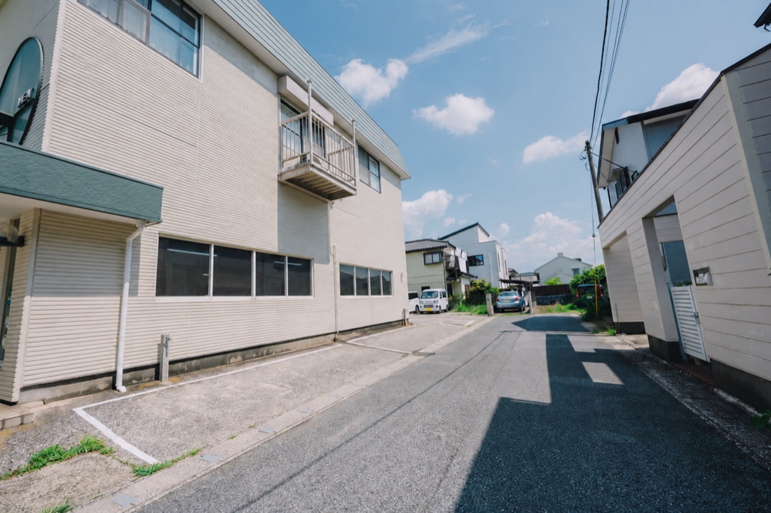 建物の横の駐車スペース